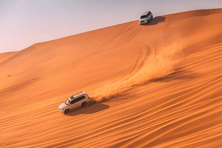 Safari nel deserto Dubai con Dune Bashing, cena barbecue e intrattenimento