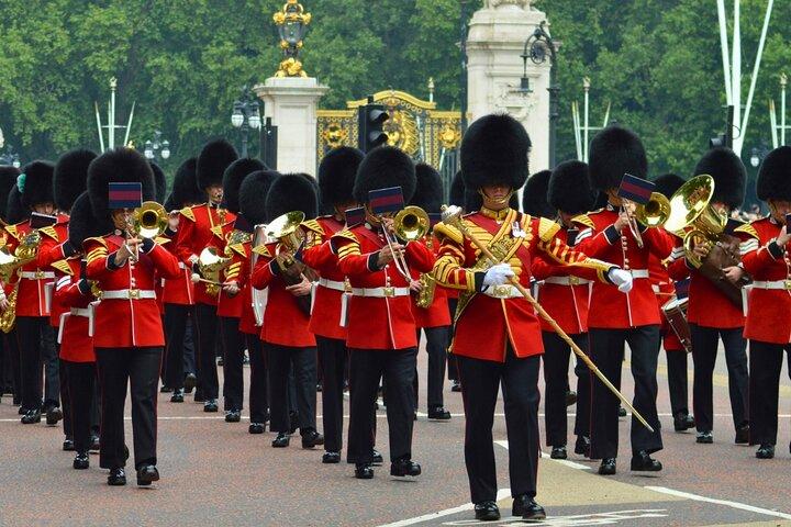 Changing of the Guard Small-Group Walking Tour in London