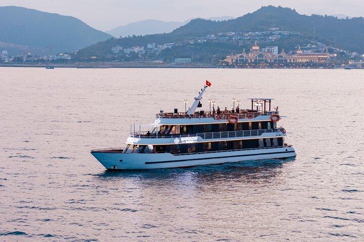 Descubra Nha Trang Bay: Cruzeiro de um dia com snorkeling, caiaque e almoço