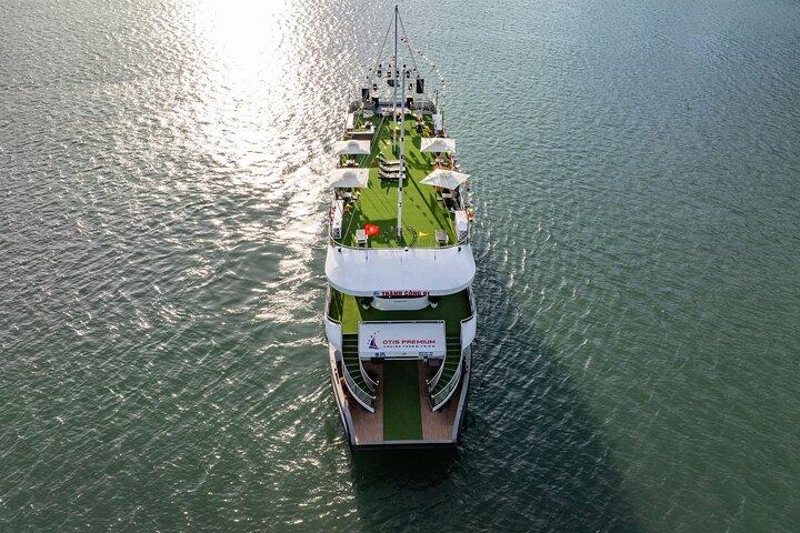 Hanoi–Ha Long Bay: luxe dagcruise met smakelijke lunch, limousine