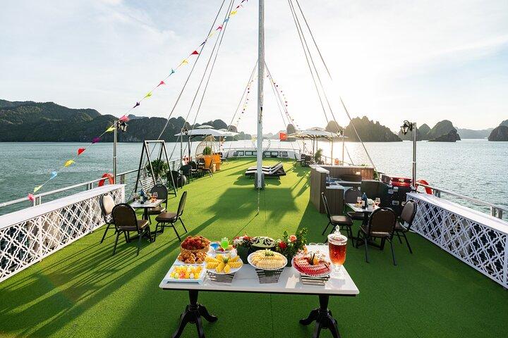 ハノイ-ハロン湾：美味しいランチ付き豪華日帰りクルーズ、リムジン
