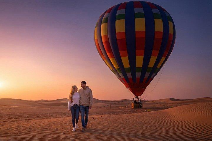 ドバイの砂漠上空で高貴な人生日の出熱気球体験