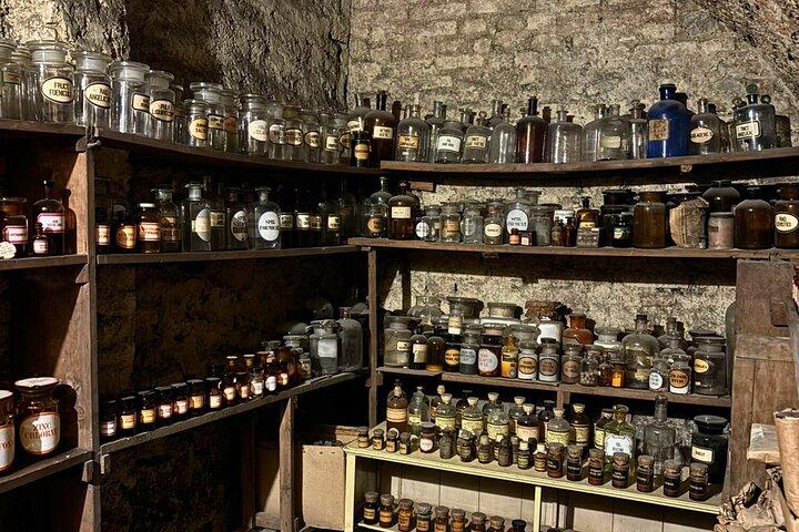 Führung durch den historischen Apothekenkeller