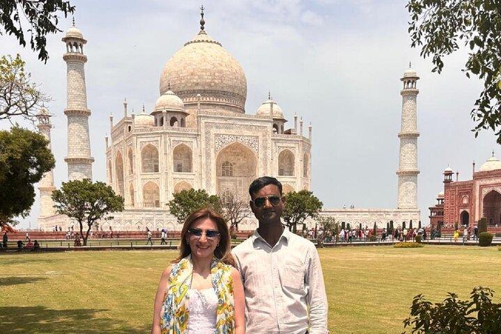 Tour privato del Taj Mahal e del Forte di Agra da Delhi in auto – Ingresso veloce