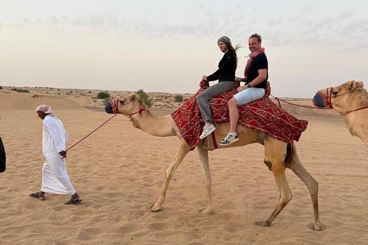 Safari por el desierto de Dubai Red Dunes con recogida en 4×4, cena y espectáculos de barbacoa