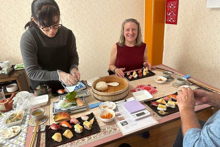 Privat Kyoto Sushi Cooking Class & Tea Ceremony med Emika