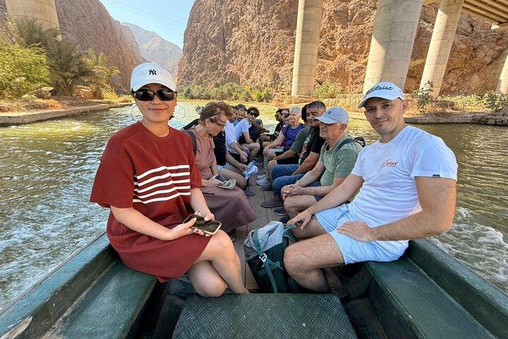 Delningstur till Wadi Shab Bimmah Sinkhole Fins Beach