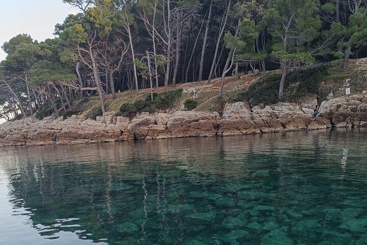 Panorama de barco de vidro / pôr do sol em torno da cidade velha de Dubrovnik e cavernas