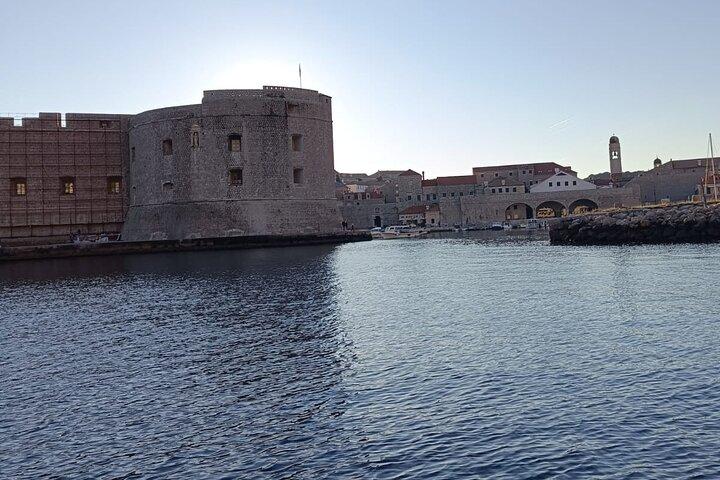 Glas båt panorama / solnedgång runt Dubrovnik Gamla stan och grottor