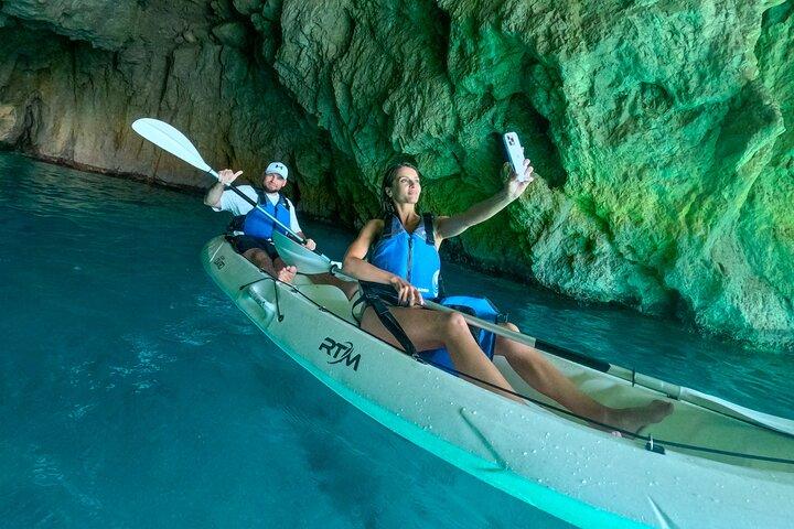 Kajaktochten op Capri tussen grotten en stranden. Inclusief GoPro-foto's.