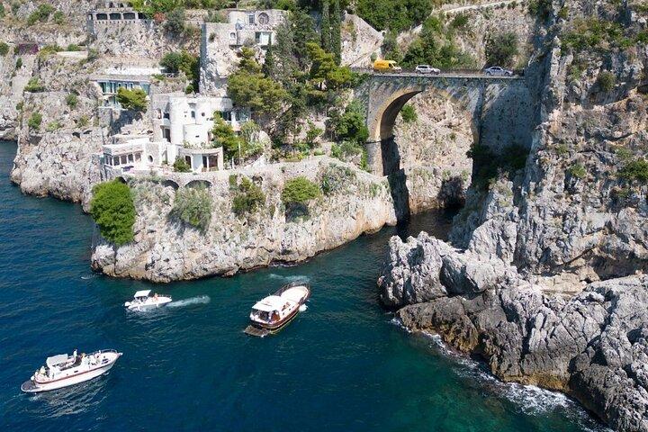 Excursão privada de meio dia na costa de Amalfi - Classic Gozzo Boat
