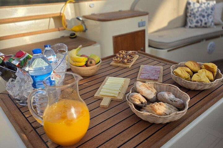 Excursion en bateau le matin à Lisbonne avec Petit-déjeuner et bar ouvert