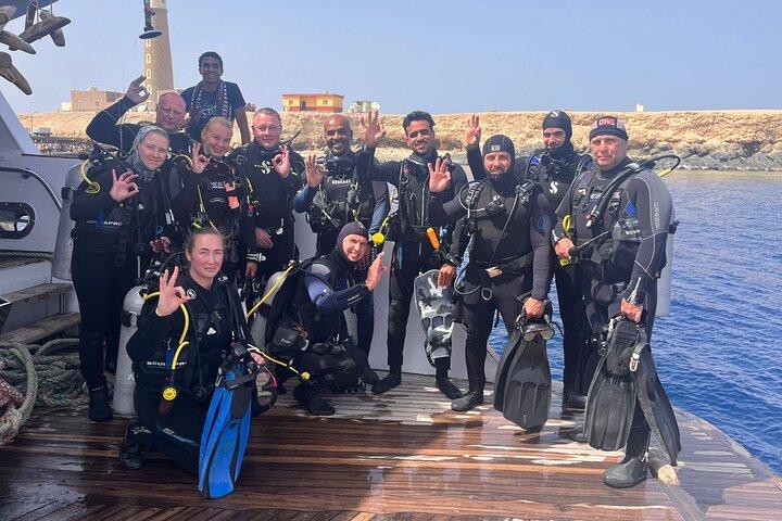 ハルガダスキューバダイビング旅行 2ダイブストップランチ付き送迎付き