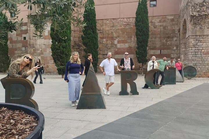 Barcelona Old Town Walking Tour and Harbour Boat Trip