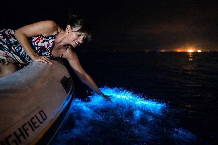 Tour in barca al tramonto e avventura a bioluminescenza alle isole Los Arcos