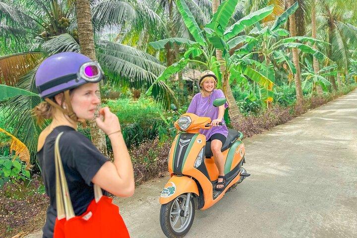 Visita de dia inteiro ao Mekong Zigzag: Scooter, Sailboat, Food (HCM-BenTre)