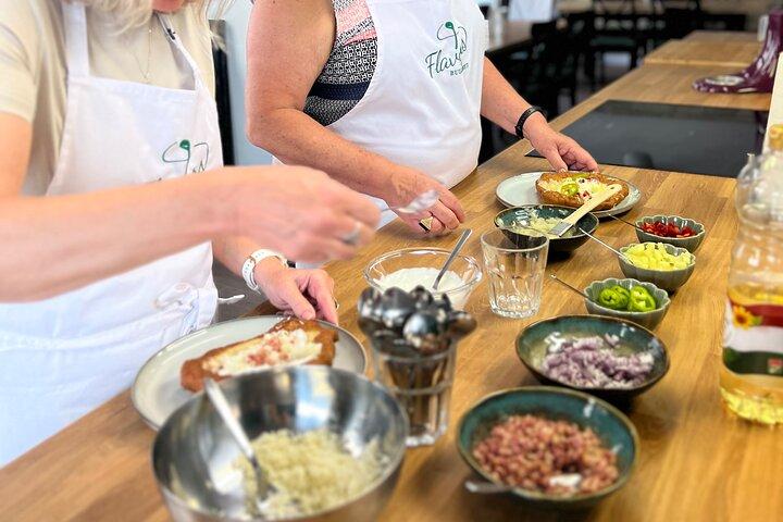 Hungarian Langos Making Class: A comida de rua número um na Hungria