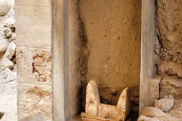ガイドと先史時代のアクロティリの町を探索（列をスキップ）