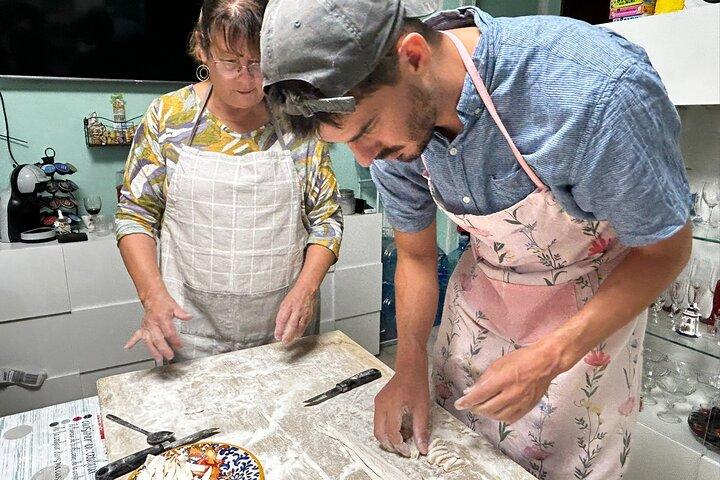 Elaboración tradicional de pasta boloñesa con una comida