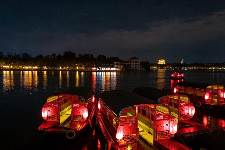Passeio noturno de Pequim Hutong com jantar estilo Yunnan e passeio de barco fretado no lago Houhai