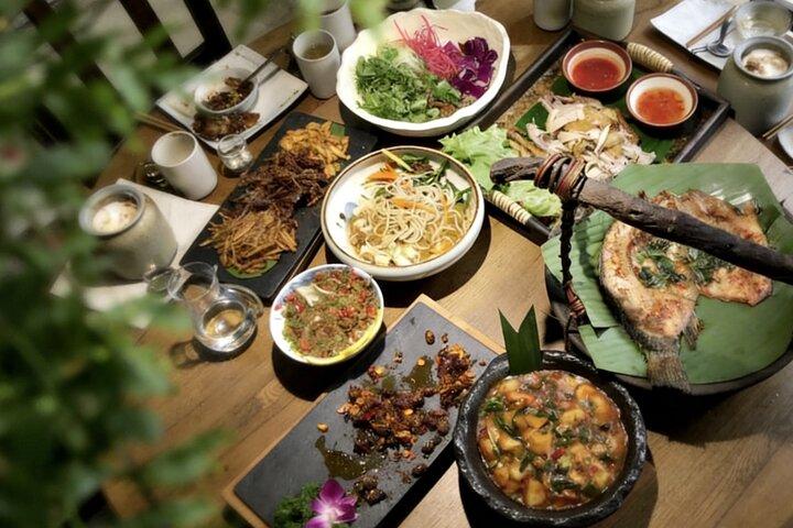 Passeio noturno de Pequim Hutong com jantar estilo Yunnan e passeio de barco fretado no lago Houhai
