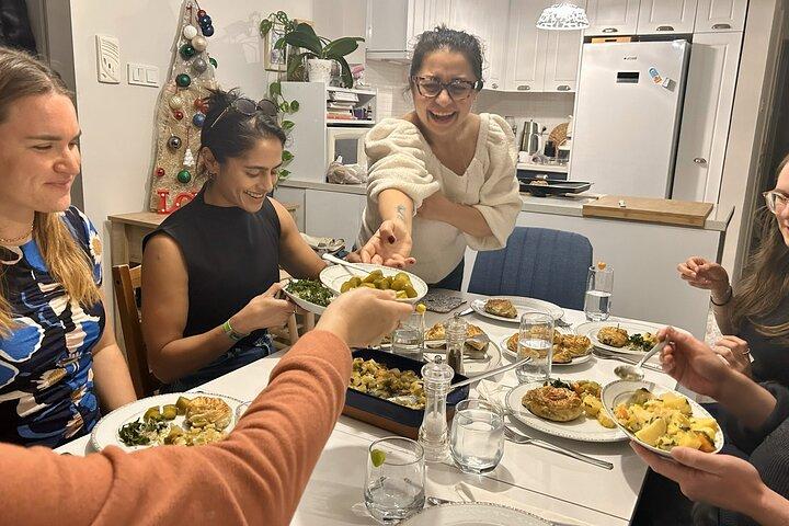 イスタンブール市内中心部で地元の人と伝統的な家庭料理