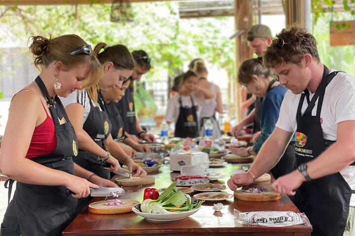 Classe de culinária e passeio de barco de cacao por Hangcoconut