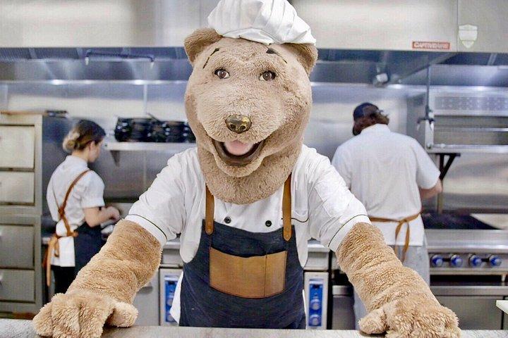 En fordybende fælles spisning oplevelse vært af Chef Bear