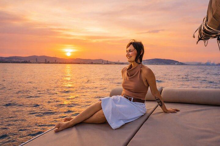 Sunset Sailing Cruise i Barcelona ledet af Young & Local Captain