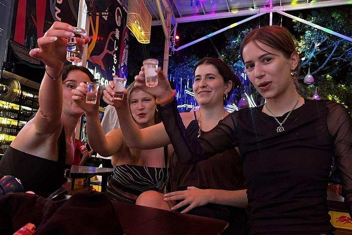 チェンマイパブクロール：4会場、ビールビュッフェ＆VIP入場