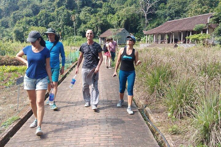 2 dagars Navy Peak Trekking, Viethai Village och Ha Long Bay kryssning