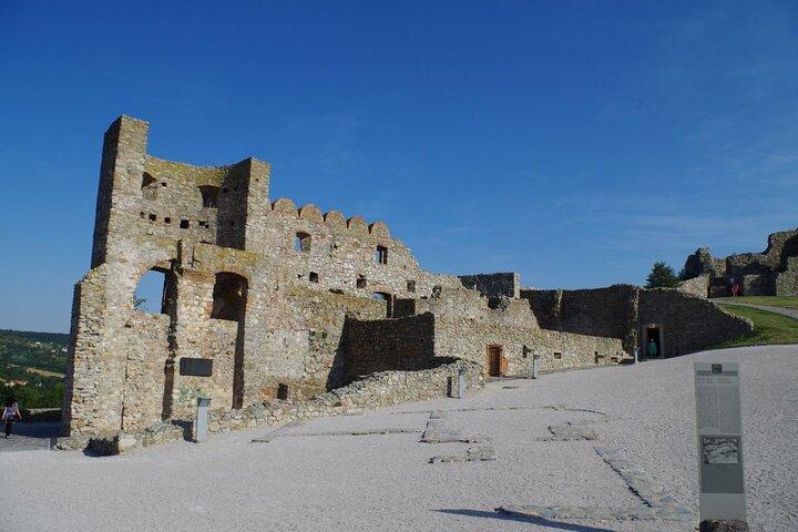 Privat tur til Bratislava & Devin Castle: Iron Curtain & Royals