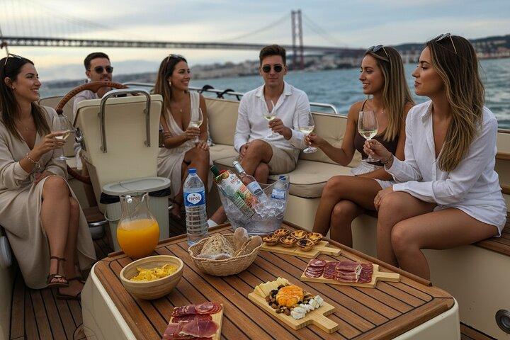 Tour en barco de lujo al atardecer por Lisboa con barra libre y degustación del Alentejo