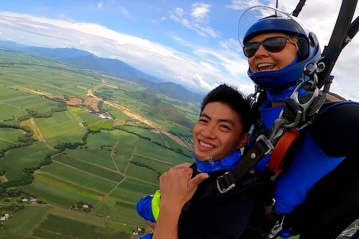 Cairns: Tandem Skydive Experience over Reef & Rainforest