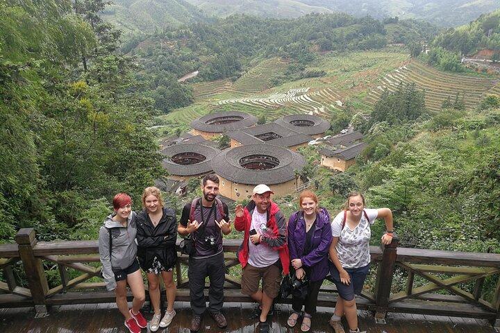 Private Tianluokeng Tulou Tour von Xiamen mit Hakka Mittagessen
