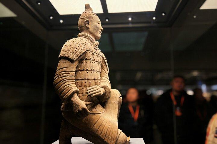 西安への成都の新幹線旅行：兵馬Warと城壁