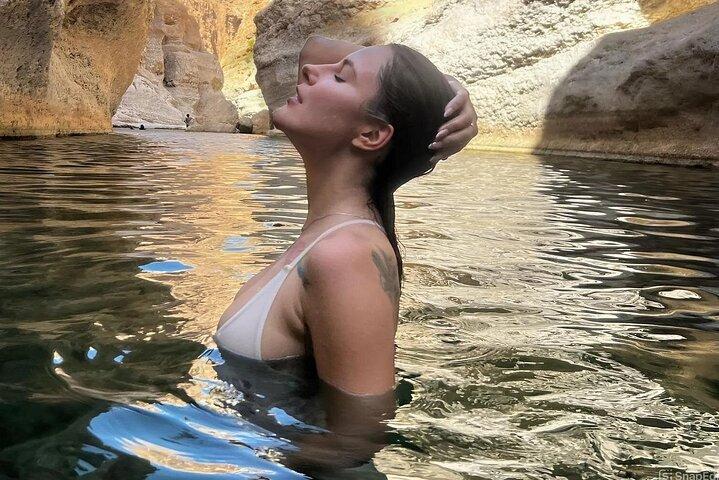 Private Full Day Wadi Shab and Bimmah Sinkhole Tour saindo de Muscat