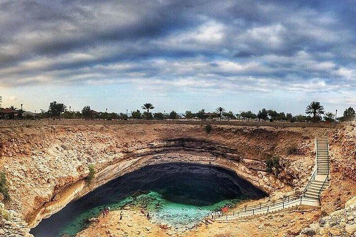 Private Full Day Wadi Shab and Bimmah Sinkhole Tour saindo de Muscat