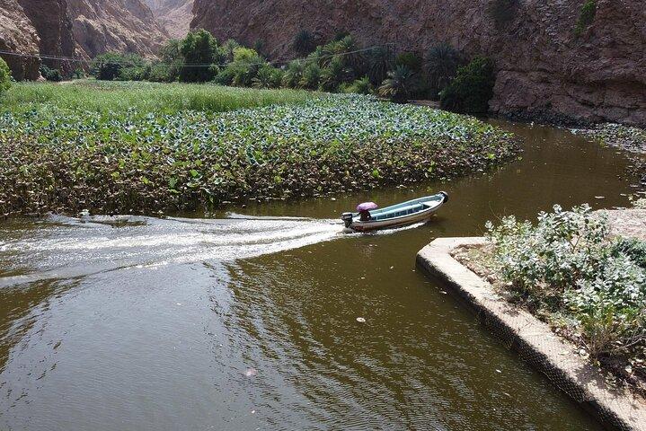 Private Full Day Wadi Shab and Bimmah Sinkhole Tour saindo de Muscat