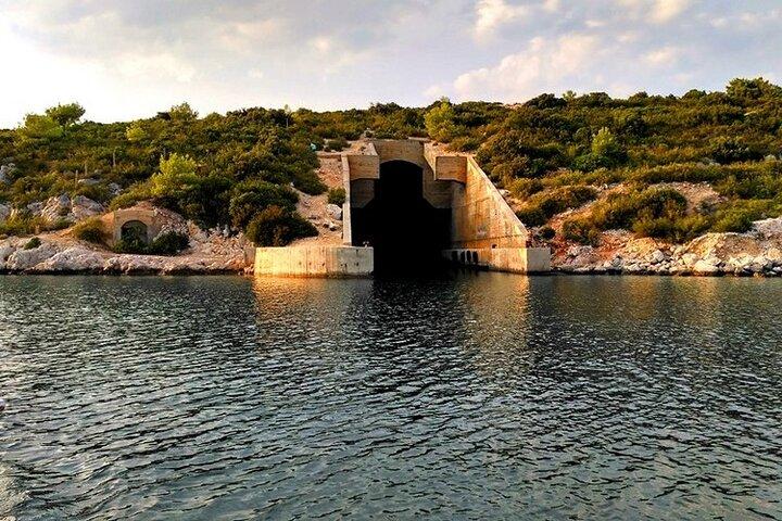 青の洞窟とフヴァル島：5つの島を巡るプライベートスピードボートツアー
