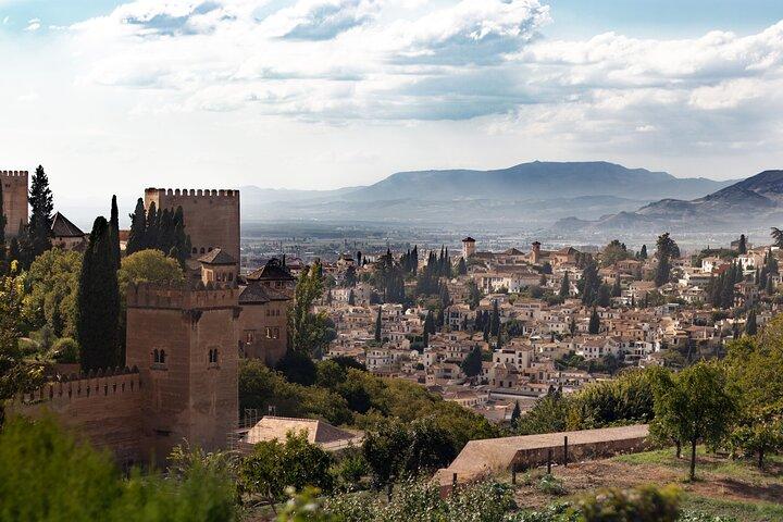 Descubre Granada : Un Tour Autoguiado