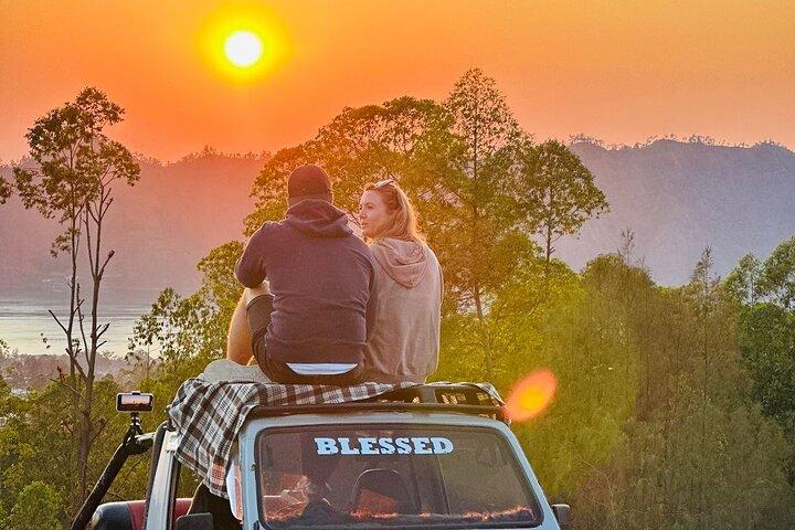 Alba in jeep a Mount Batur