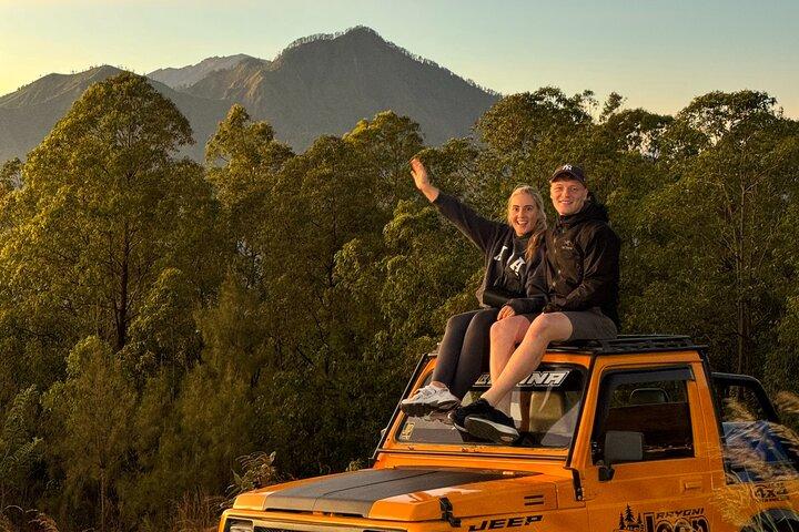 Alba in jeep a Mount Batur