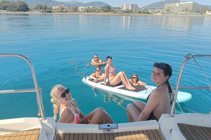 Barca a vela privata a Marbella: vela, nuoto e paddleboarding (10 persone)