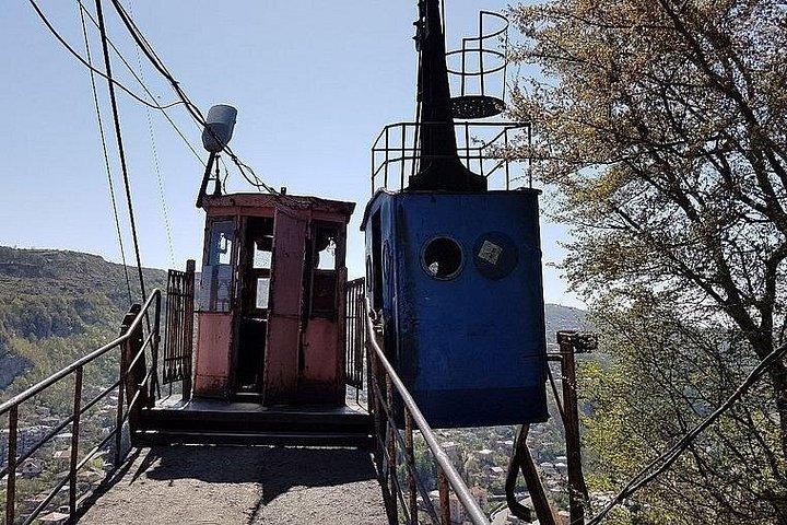 クタイシ発チアトゥラとカッツヒピラープライベートツアー