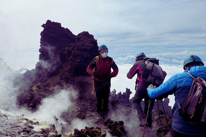 ドローンで撮影した、標高3000メートルの火口群に囲まれたエトナ山の映像。