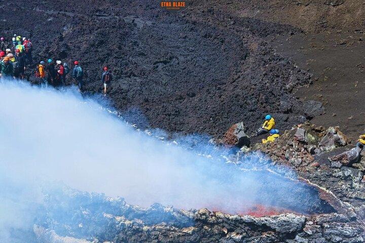ドローンで撮影した、標高3000メートルの火口群に囲まれたエトナ山の映像。