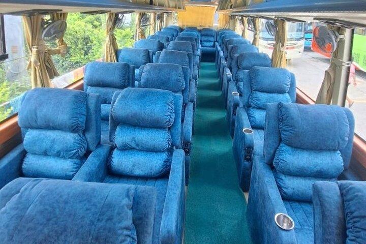 Pokhara nach Kathmandu Tourist Bus VIP Sofa Sitzer