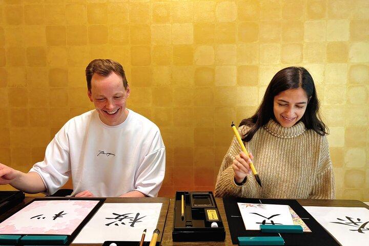Cérémonie privée du thé et expériences de calligraphie à Osaka