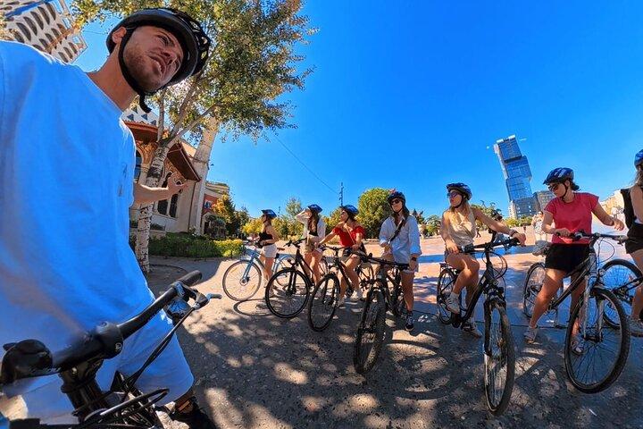 Tirana Bike Ride Cultura, storia e vita locale